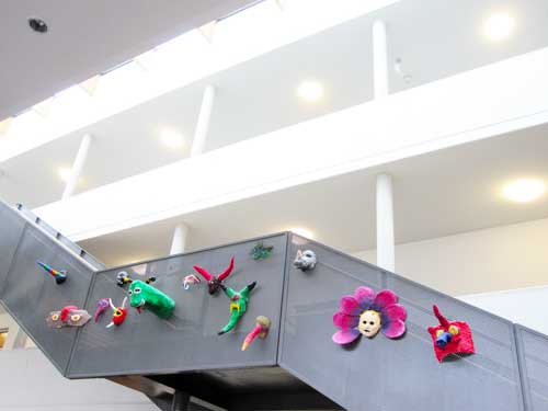 Masken im Foyer